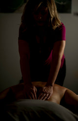 Salariée assise recevant un massage relaxant sur chaise de massage