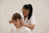 Massage crânien relaxant en position assise pour réduire le stress