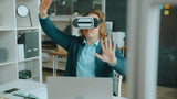 Un salarié équipé d'un casque de réalité virtuelle à son bureau pendant une expérience de simulation